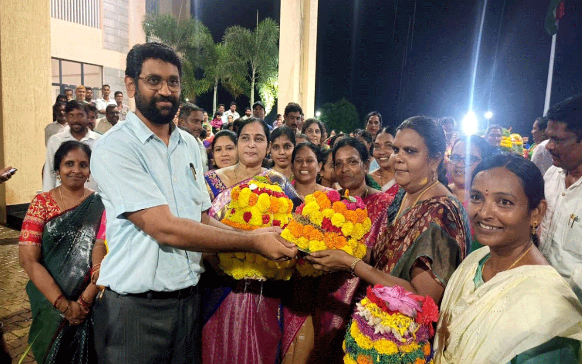 Kothagudem Urban : మహిళా శక్తి, ఐక్యతకు ప్రతీక బతుకమ్మ : కలెక్టర్ జితేశ్‌ వి.పాటిల్