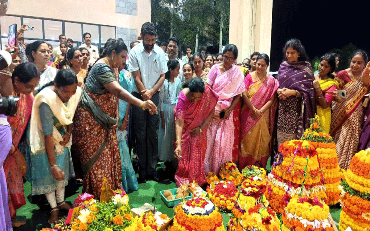 Kothagudem Urban : మహిళా శక్తి, ఐక్యతకు ప్రతీక బతుకమ్మ : కలెక్టర్ జితేశ్‌ వి.పాటిల్