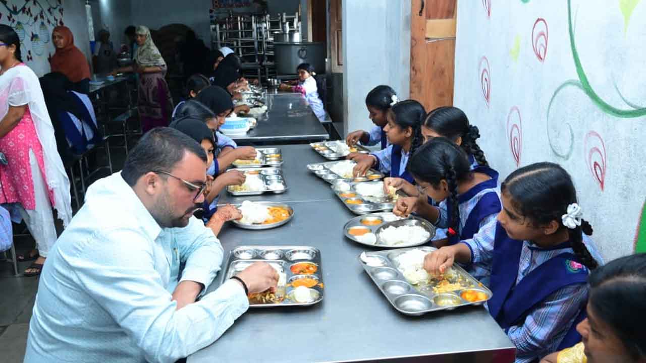 Collector Santosh | విద్యార్థినిలతో కలిసి సహపంక్తి భోజనం చేసిన కలెక్టర్ : కలెక్టర్ బి.సంతోష్