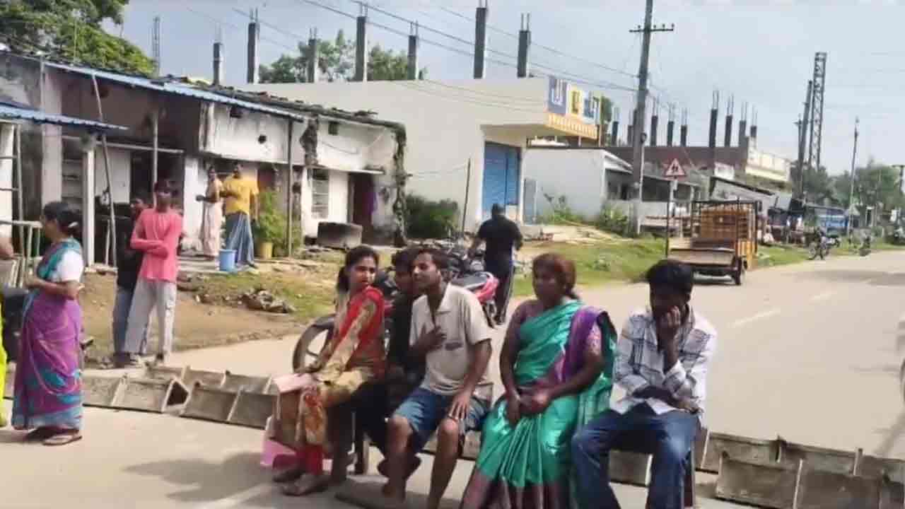 Warangal | వ‌రంగ‌ల్ జిల్లాలో దివ్యాంగుడి ఇంటిపై కాంగ్రెస్ నేత‌ల దాడి