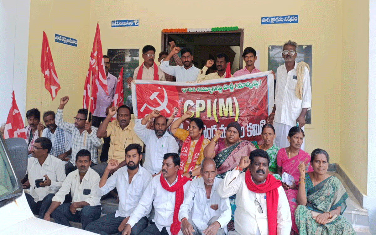 Nalgonda Rural : గ్రామాల్లోని సమస్యలు పరిష్కరించాలని తాసీల్దార్ కార్యాల‌యం ఎదుట‌ సీపీఎం ధర్నా