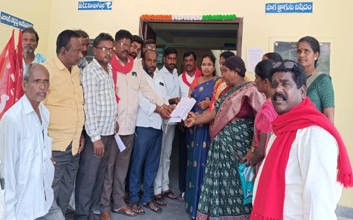 Nalgonda Rural : గ్రామాల్లోని సమస్యలు పరిష్కరించాలని తాసీల్దార్ కార్యాల‌యం ఎదుట‌ సీపీఎం ధర్నా