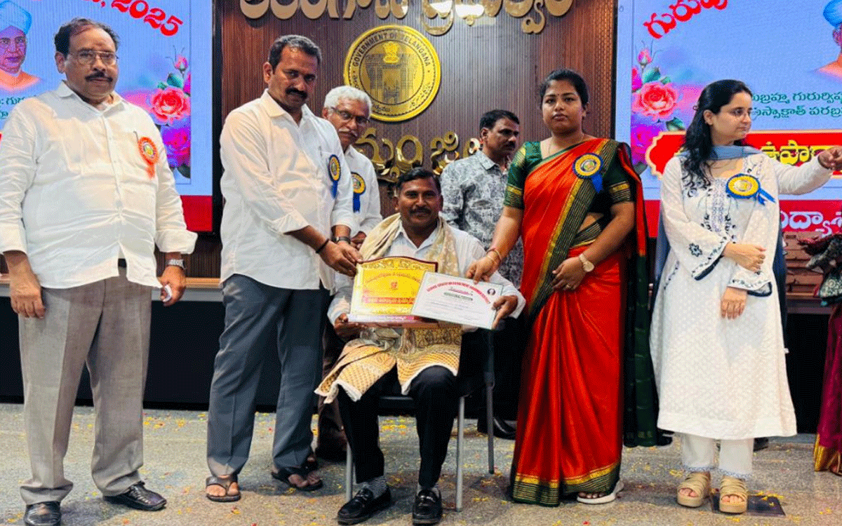 Bonakal : దామాల పుల్లయ్యకు ఉత్తమ ప్రధానోపాధ్యాయ అవార్డు