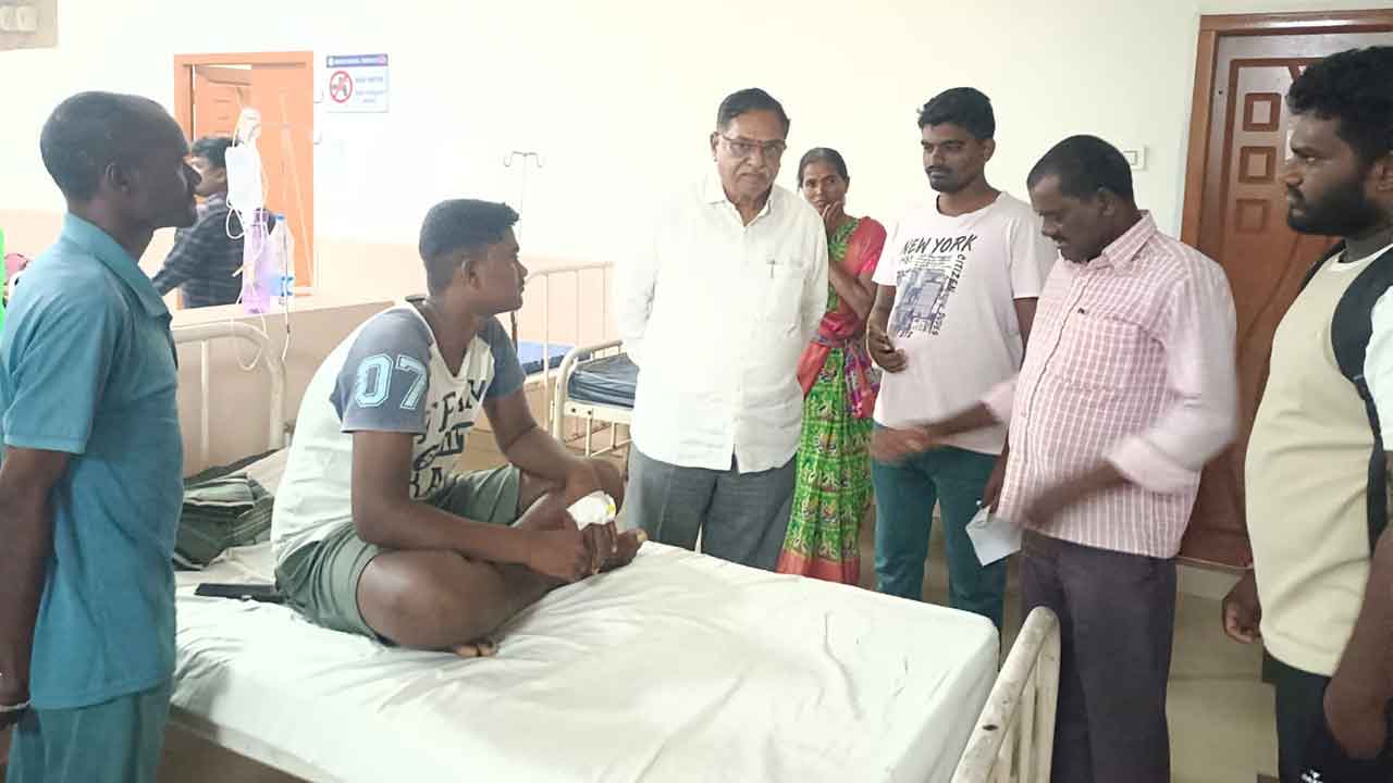 Dasari Manohar Reddy | పాముకాటు బాధితుడిని పరామర్శించిన మాజీ ఎమ్మెల్యే దాసరి మనోహర్రెడ్డి