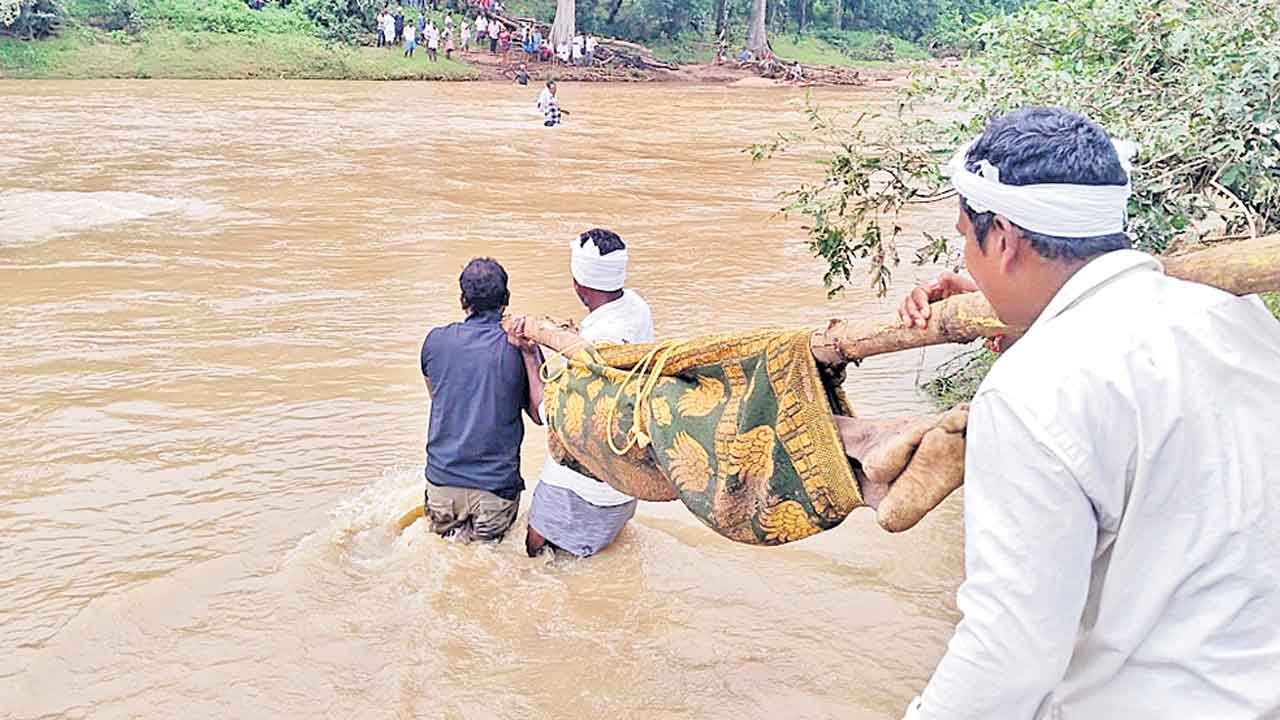 మృతదేహాలను కర్రకు కట్టి.. వాగు దాటించి..