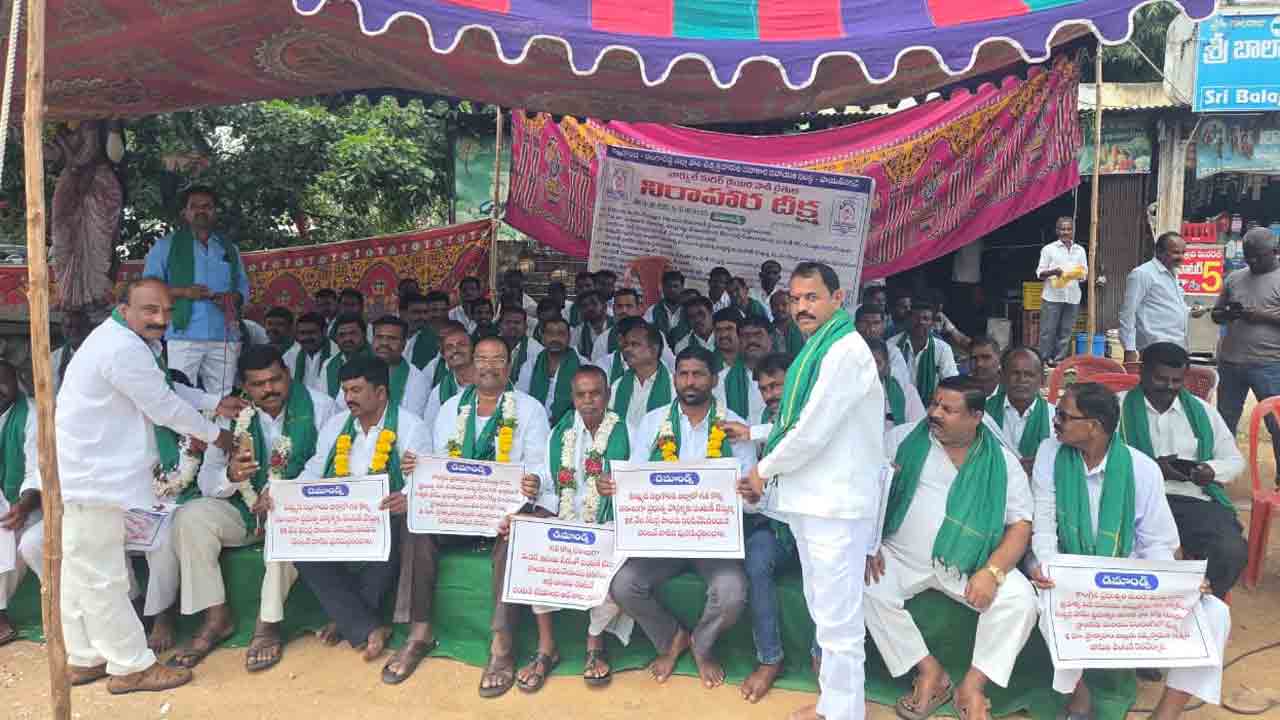 Dairy farmers | యాదగిరిగుట్టలో బీఆర్ఎస్ పార్టీ ఆధ్వర్యంలో పాడి రైతుల నిరాహార దీక్ష