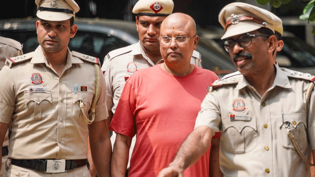 Chaitanyanand Saraswati: ఆ స్వామిజీ ఫోన్‌లో అమ్మాయిల‌ ప్రొఫైల్ పిక్స్‌, చాటింగ్ స్క్రీన్‌షాట్స్‌