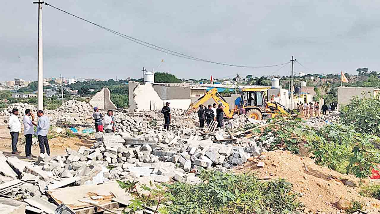 పండుగ పూట పడగవిప్పిన హెడ్రా!.. పేదల జీవితాలను రోడ్డున పడేసిన కాంగ్రెస్‌ బుల్డోజర్‌