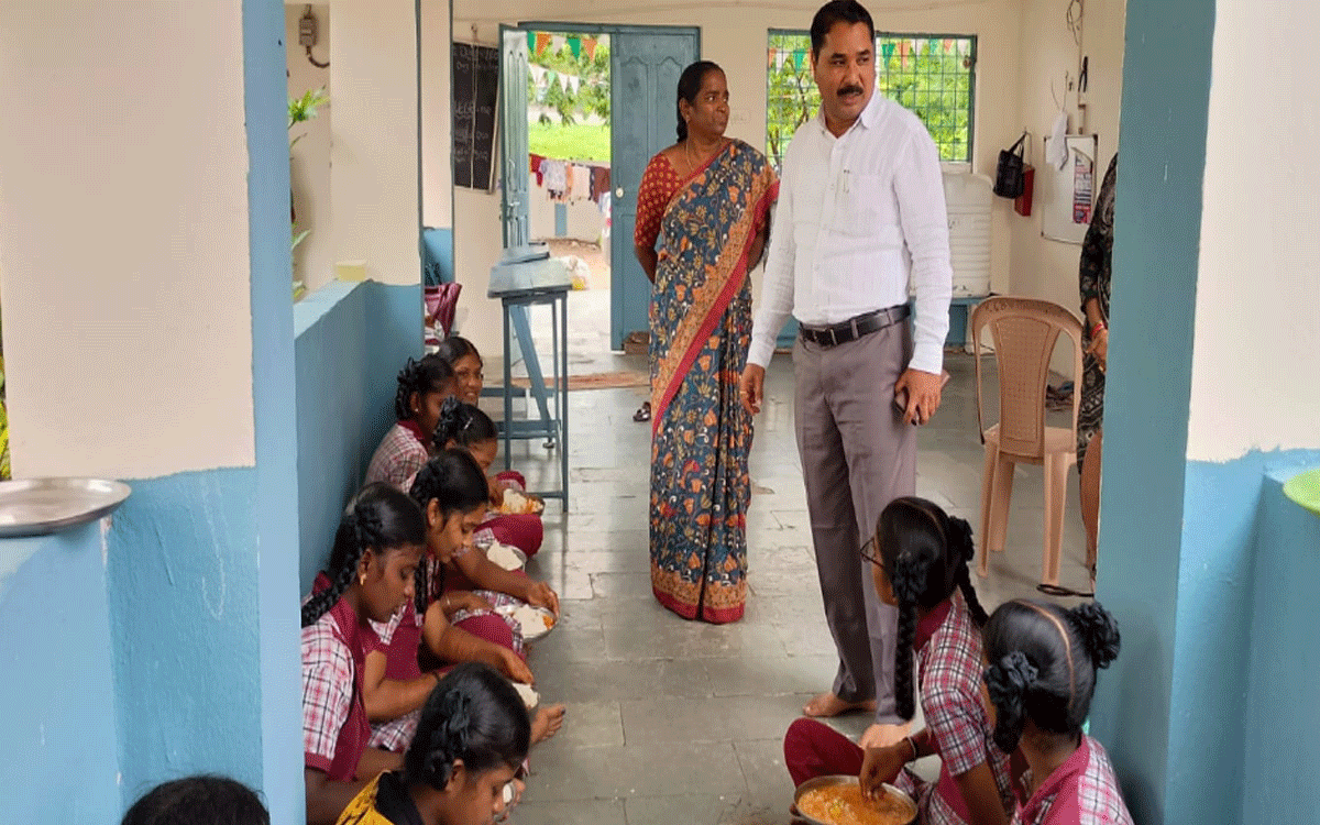 Munugode : విద్యార్థులకు నాణ్యమైన భోజనం అందించాలి : డీఈఓ భిక్ష‌ప‌తి