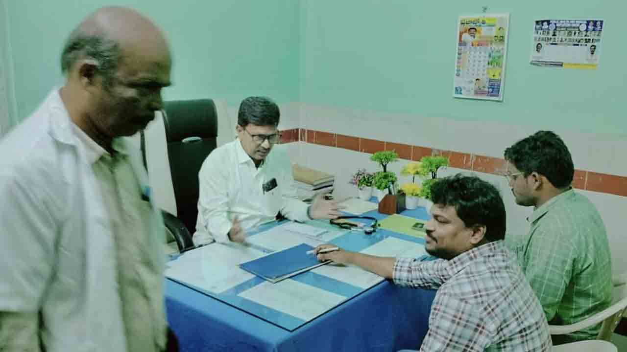 DMHO Dhanraj | నిల్వ నీరు లేకుండా జాగ్రత్తలు తీసుకోవాలి : సిద్దిపేట జిల్లా వైద్యాధికారి డాక్టర్ ధనరాజ్