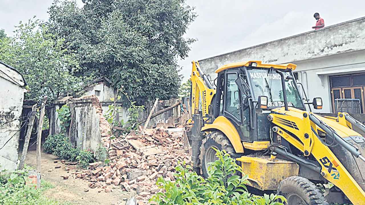 శిథిల భవనాలపై నజర్‌