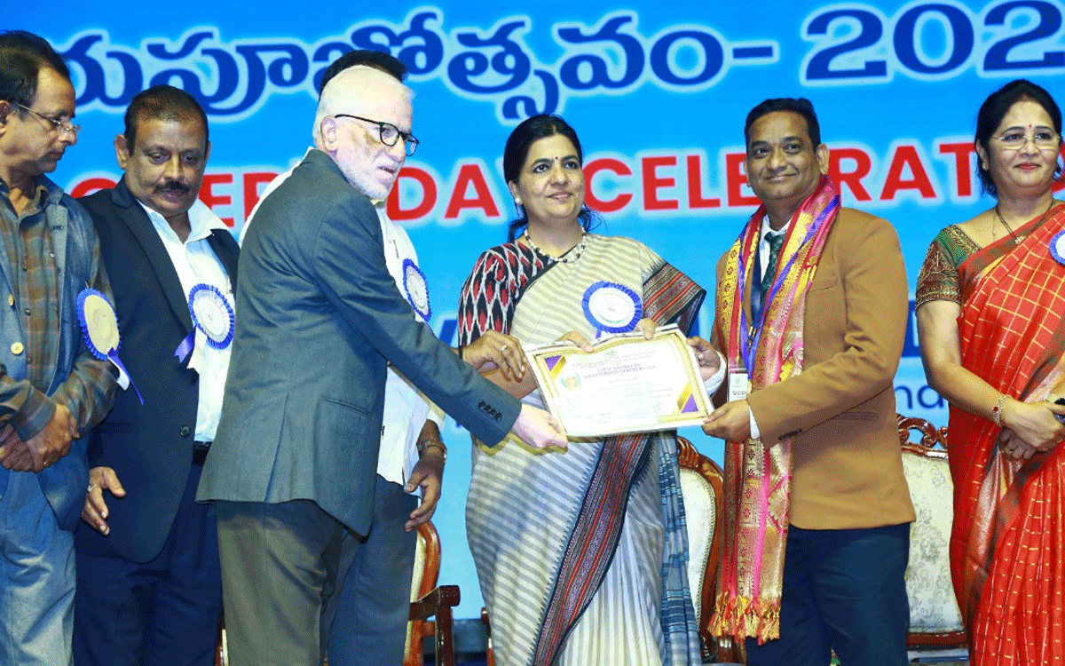 Ramagiri : రాష్ట్ర ఉత్తమ ఉపాధ్యాయ అవార్డు అందుకున్న డా.దోమల రమేశ్‌