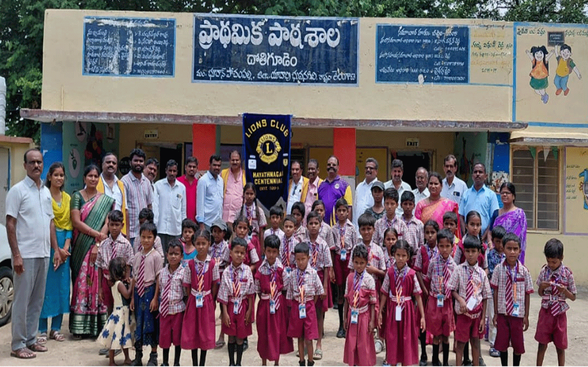 Bhoodan Pochapally : విద్యార్థులకు టై, బెల్ట్, మెటీరియల్ అందజేత