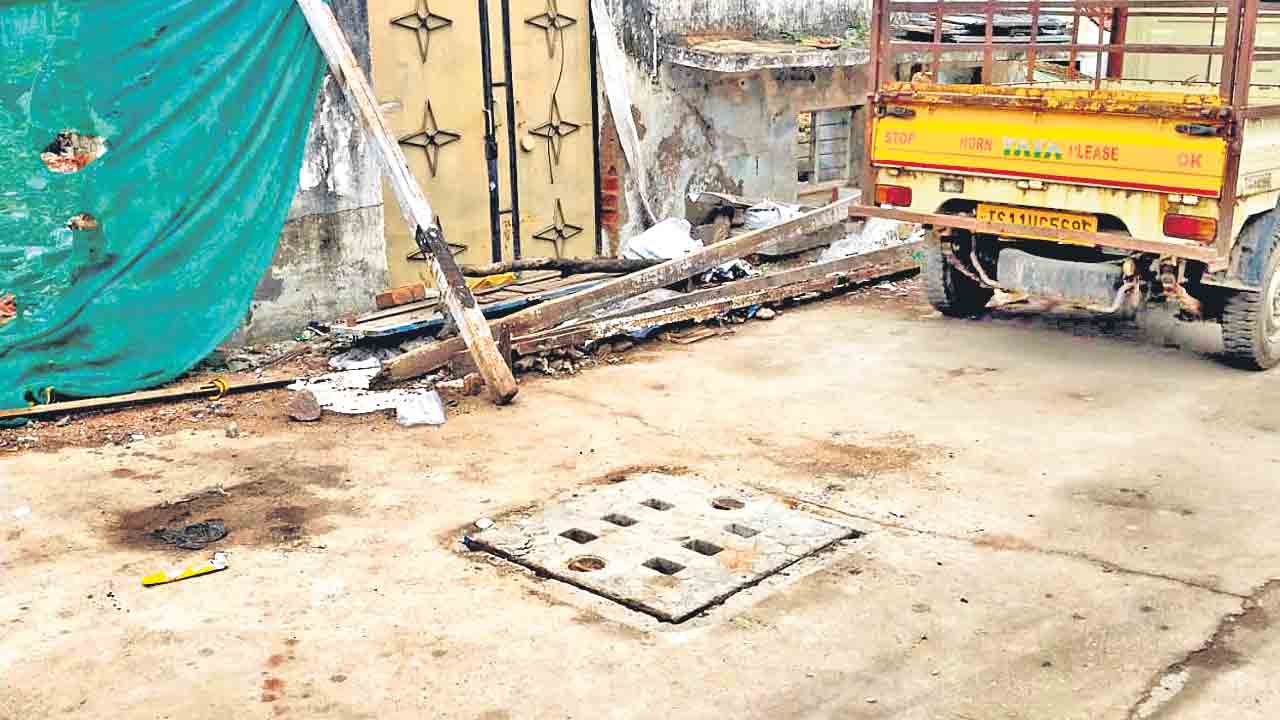 నడుస్తూ.. మ్యాన్‌హోల్‌లోకి