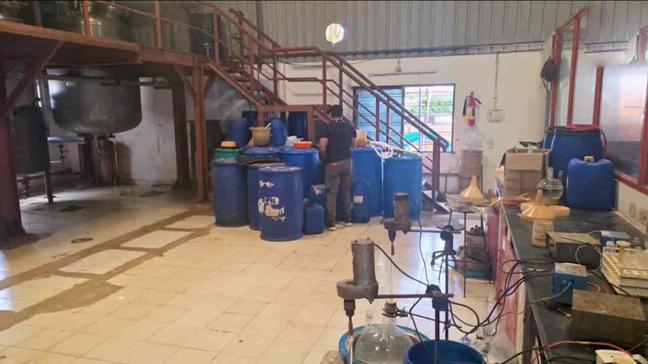 Drugs | హైద‌రాబాద్‌లో డ్ర‌గ్స్ ఫ్యాక్ట‌రీ సీజ్.. రూ. 12 వేల కోట్ల విలువైన డ్ర‌గ్స్ స్వాధీనం