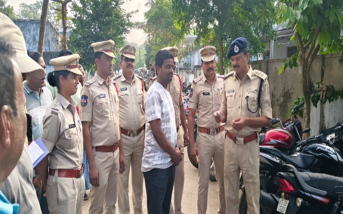 Yellandu : అనుమానితుల స‌మాచారం పోలీసుల‌కు తెలుపాలి : డీఎస్పీ చంద్ర‌భాను