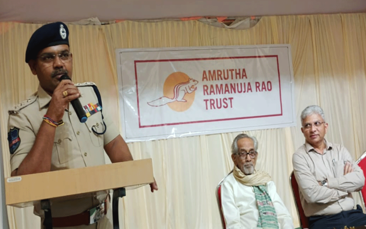 Kodada : అమృత రామానుజరావు ట్రస్ట్ సేవ‌లు అభినంద‌నీయం : డీఎస్పీ శ్రీ‌ధ‌ర్‌రెడ్డి