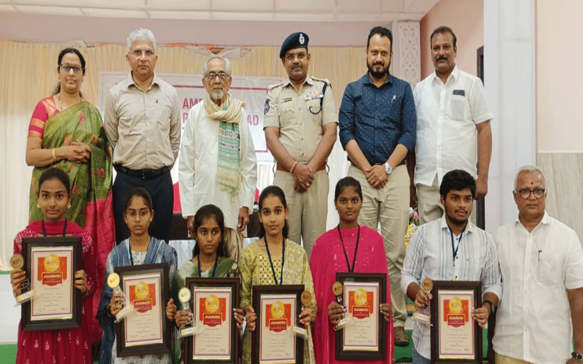 Kodada : అమృత రామానుజరావు ట్రస్ట్ సేవ‌లు అభినంద‌నీయం : డీఎస్పీ శ్రీ‌ధ‌ర్‌రెడ్డి