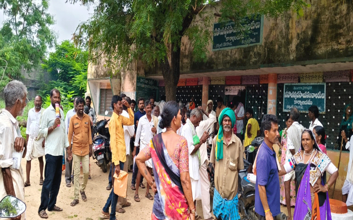 Chandampet : దేవరకొండ వ్యవసాయ కార్యాలయం వద్ద రైతుల ఆందోళన
