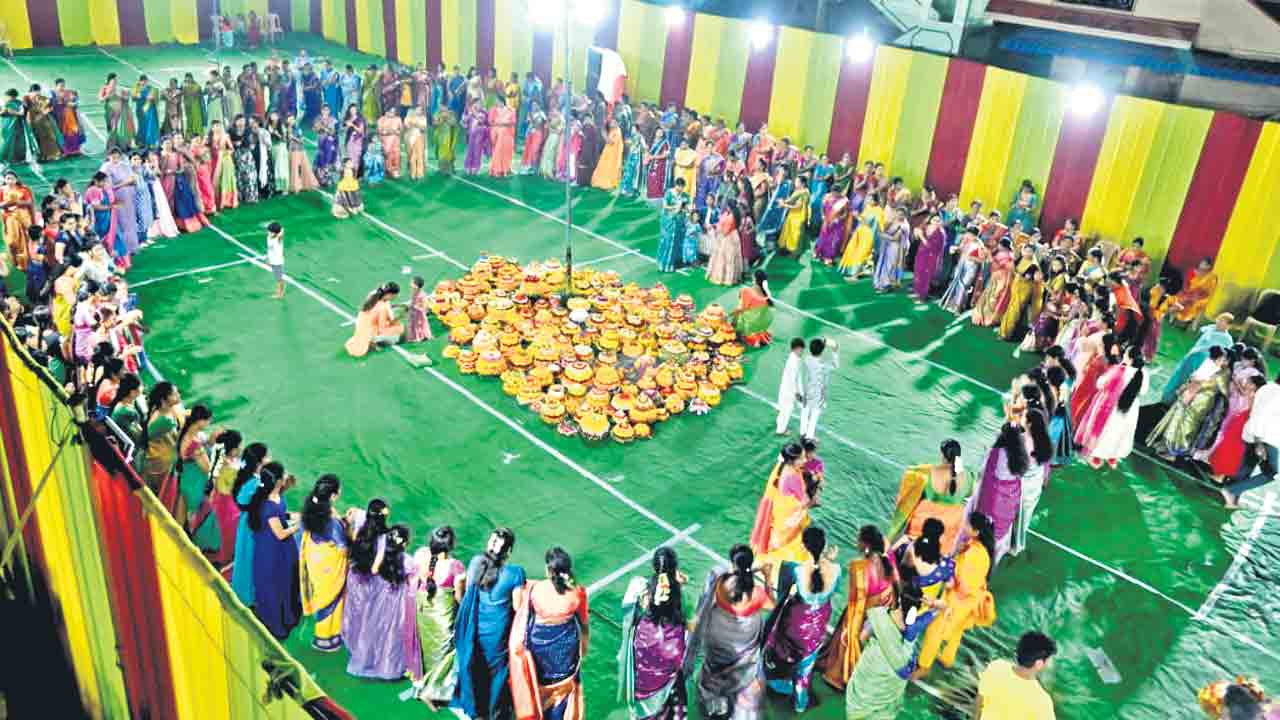 కనుల పండువగా.. ఎంగిలిపూల బతుకమ్మ