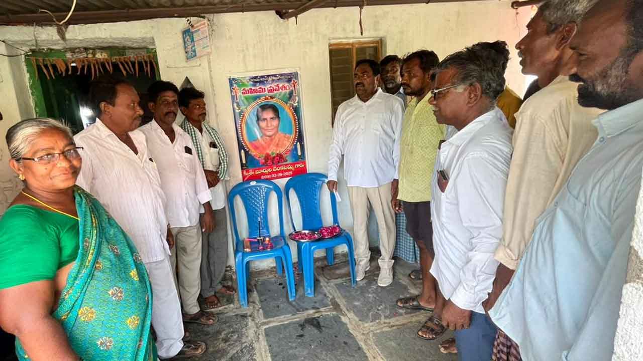 Errabelli Dayakar Rao | మృతుల కుటుంబాలను పరామర్శించిన మాజీమంత్రి ఎర్రబెల్లి దయాకర్ రావు