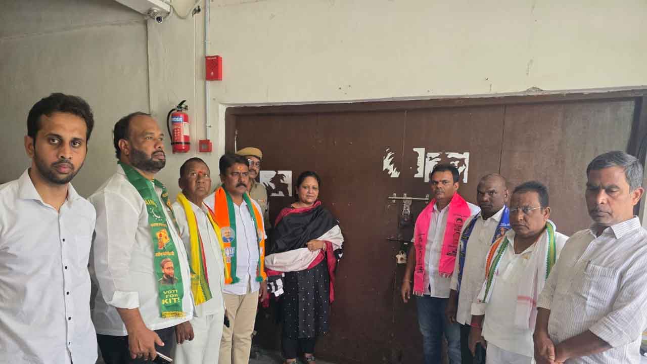 ఈవీఎంల గోదాంను తనిఖీ చేసిన అదనపు కలెక్టర్ లక్ష్మికిరణ్