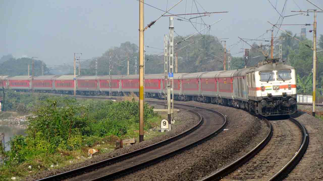Falaknuma Express | ఉగ్రవాదులు ఉన్నారంటూ ఫోన్కాల్.. ఫలక్నుమా ఎక్స్ప్రెస్లో ఆకస్మిక తనిఖీలు