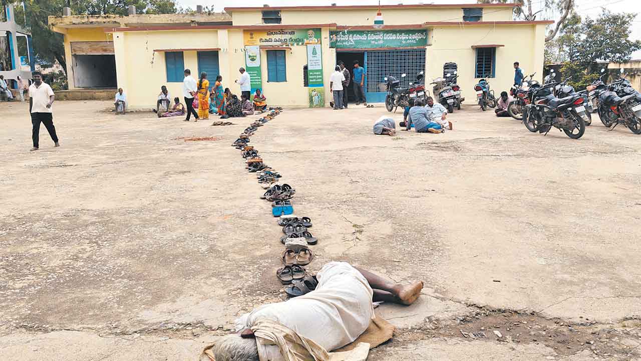 నిల్వలు నిల్‌.. రైతులకు యూరియా కష్టాలు
