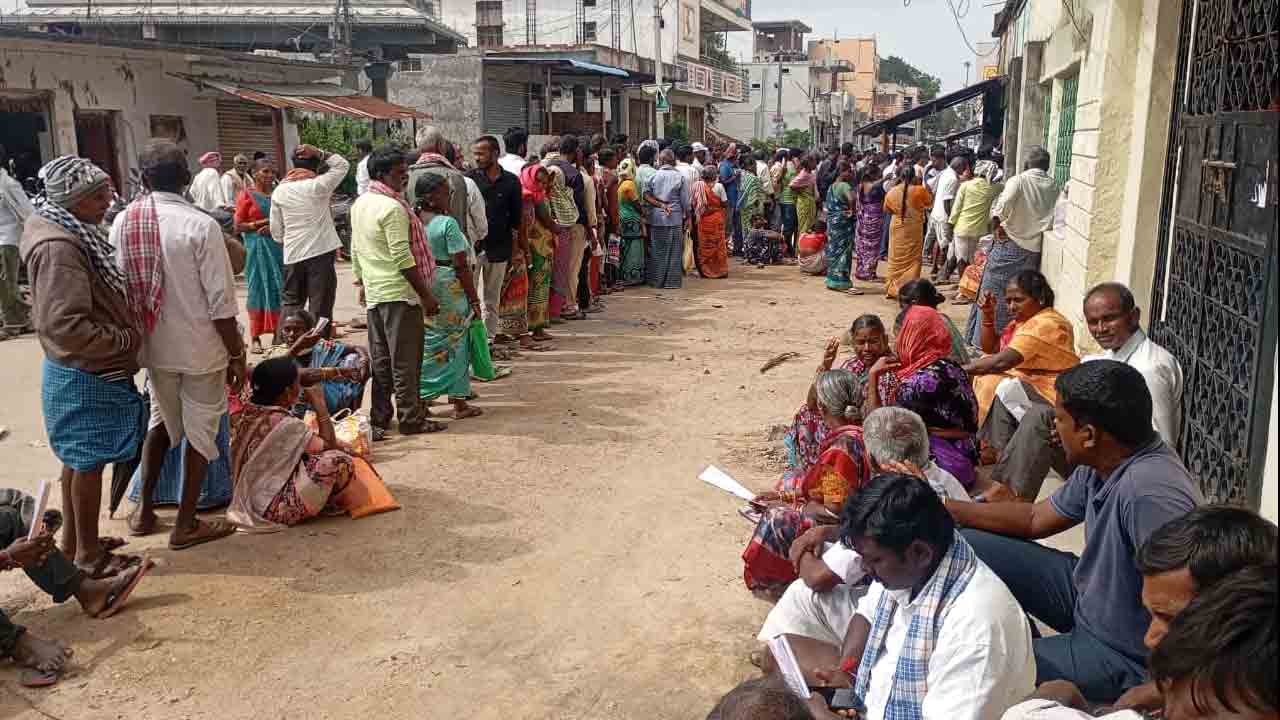 Farmers | బస్తా యూరియా కోసం గంటల తరబడి నిరీక్షణ.. దౌల్తాబాద్‌లో రైతన్నల ధర్నా