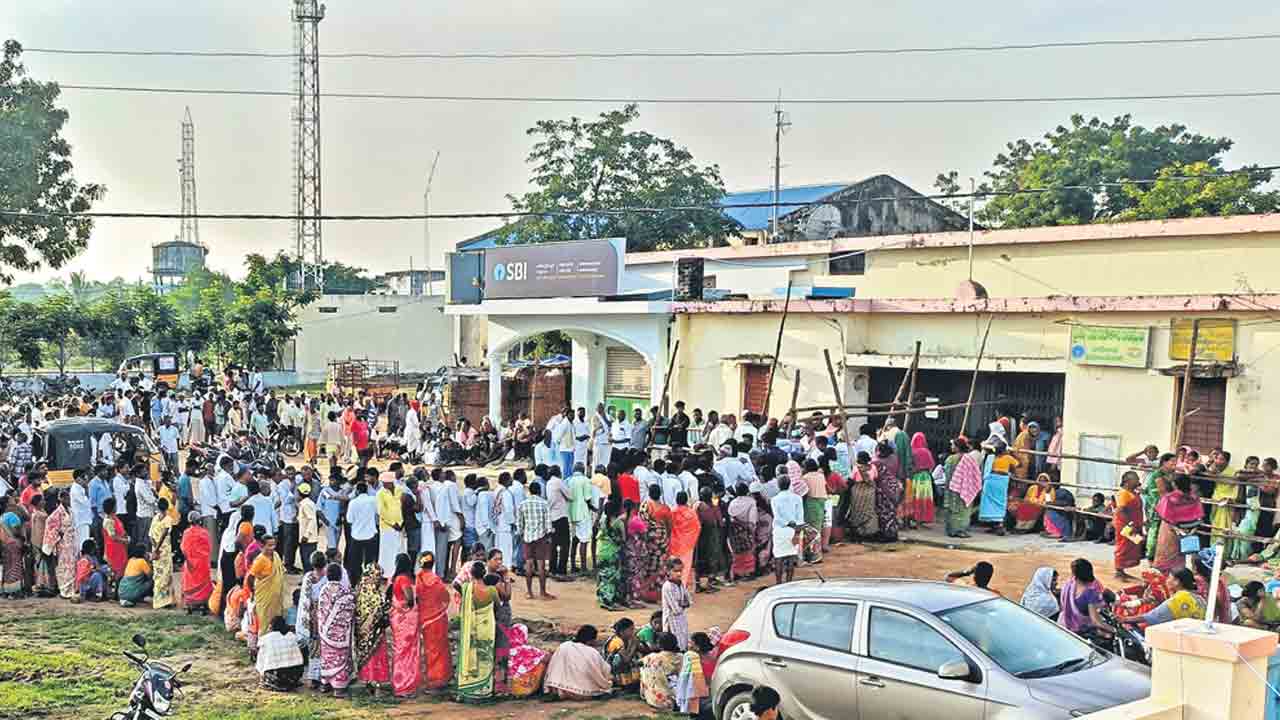 రైతుల ఉసురుపోసుకుంటున్న సర్కారు!