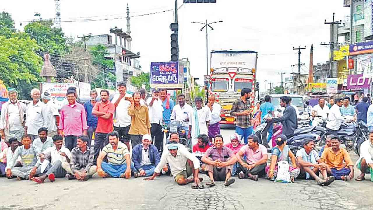 యూరియా పాపం ఎవరిది?