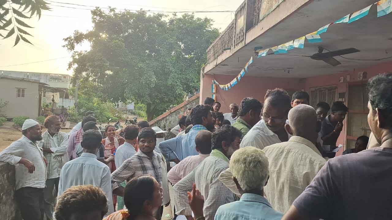 ఒక్క కట్ట అయినా ఇవ్వండి విక్రమార్కా.. యూరియా బస్తాల కోసం ముదిగొండ రైతుల వేడుకోలు..