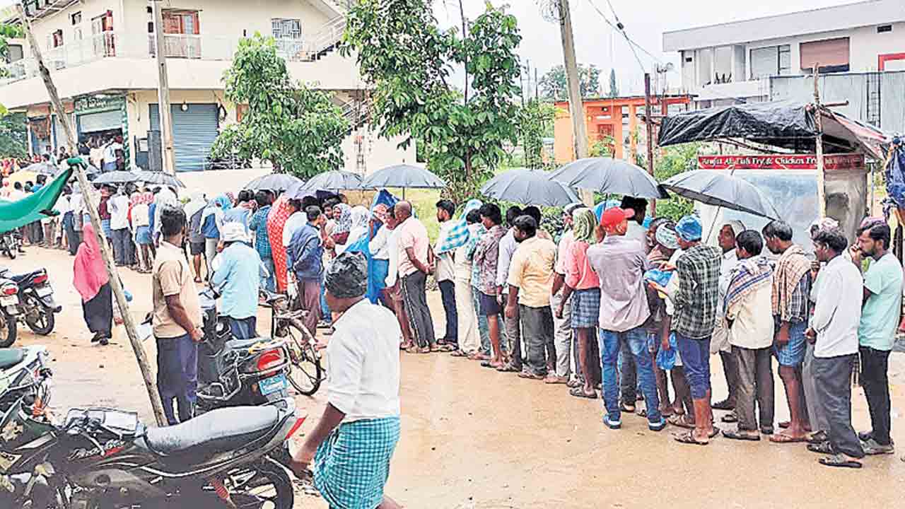 వర్షంలో కర్షకుల కష్టాలు