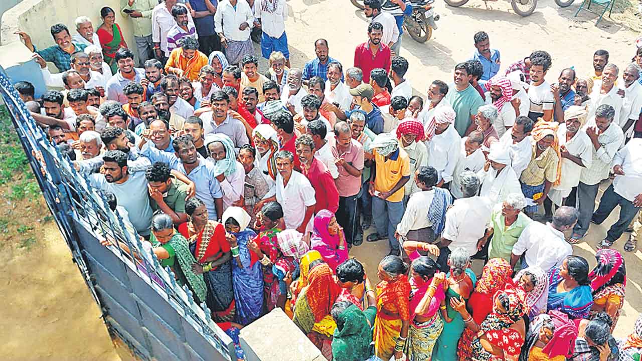 బడుగు రైతులకు ఏదీ భరోసా?