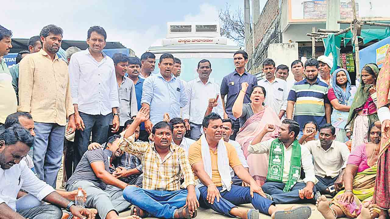 ప్రాణాలను బలిగొన్న యూరియా.. బొలెరో వాహనం ఢీకొట్టడంతో ఇద్దరు రైతుల దుర్మరణం