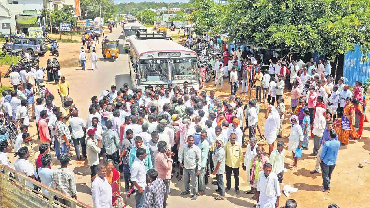 గుడ్డి గుర్రాల పళ్లు తోమడంలో బిజీ