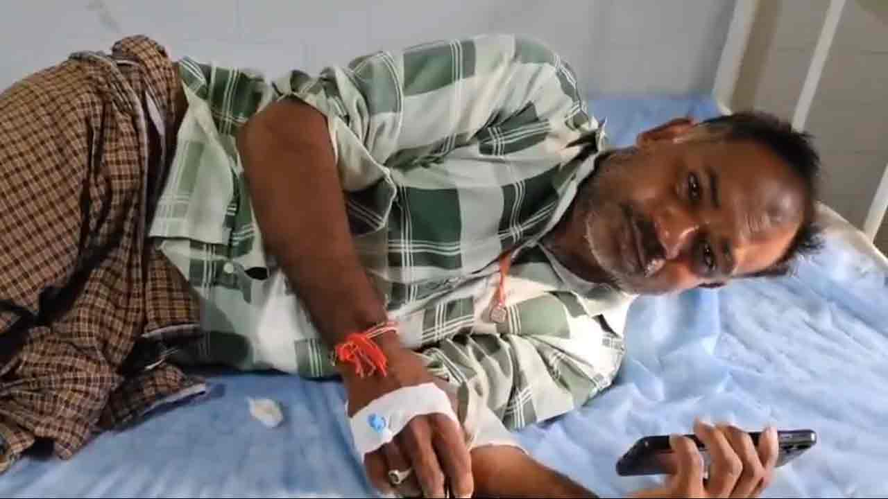 యూరియా కోసం క్యూలో నిలబడి పాముకాటుకు గురైన రైతు