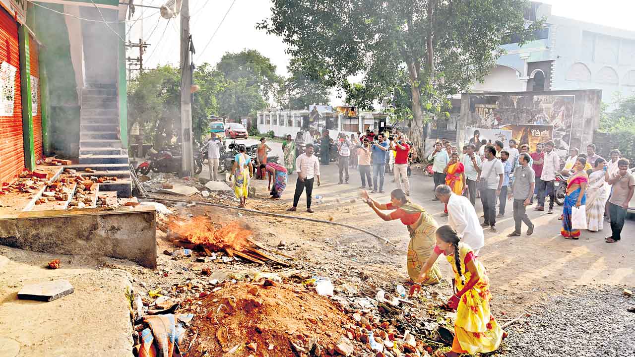 ఒక్క యూరియా బస్తా కోసం!