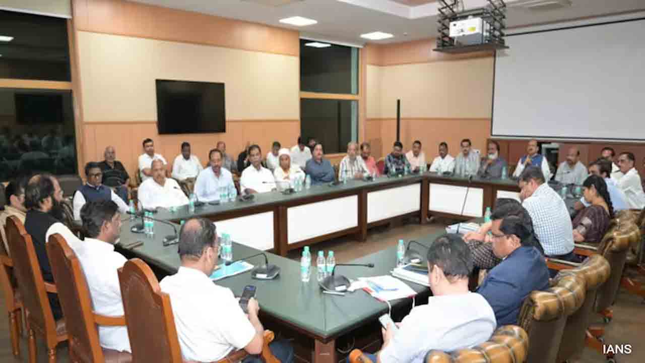 ఫీజులపై దాగుడుమూతలు