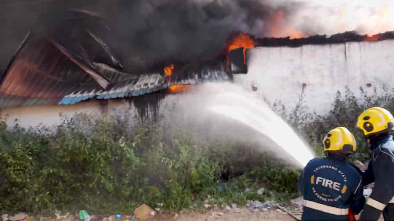 Fire Breaks | మైలార్దేవ్పల్లిలో భారీ అగ్నిప్రమాదం.. ఎగిసిపడ్డ అగ్నికీలలు