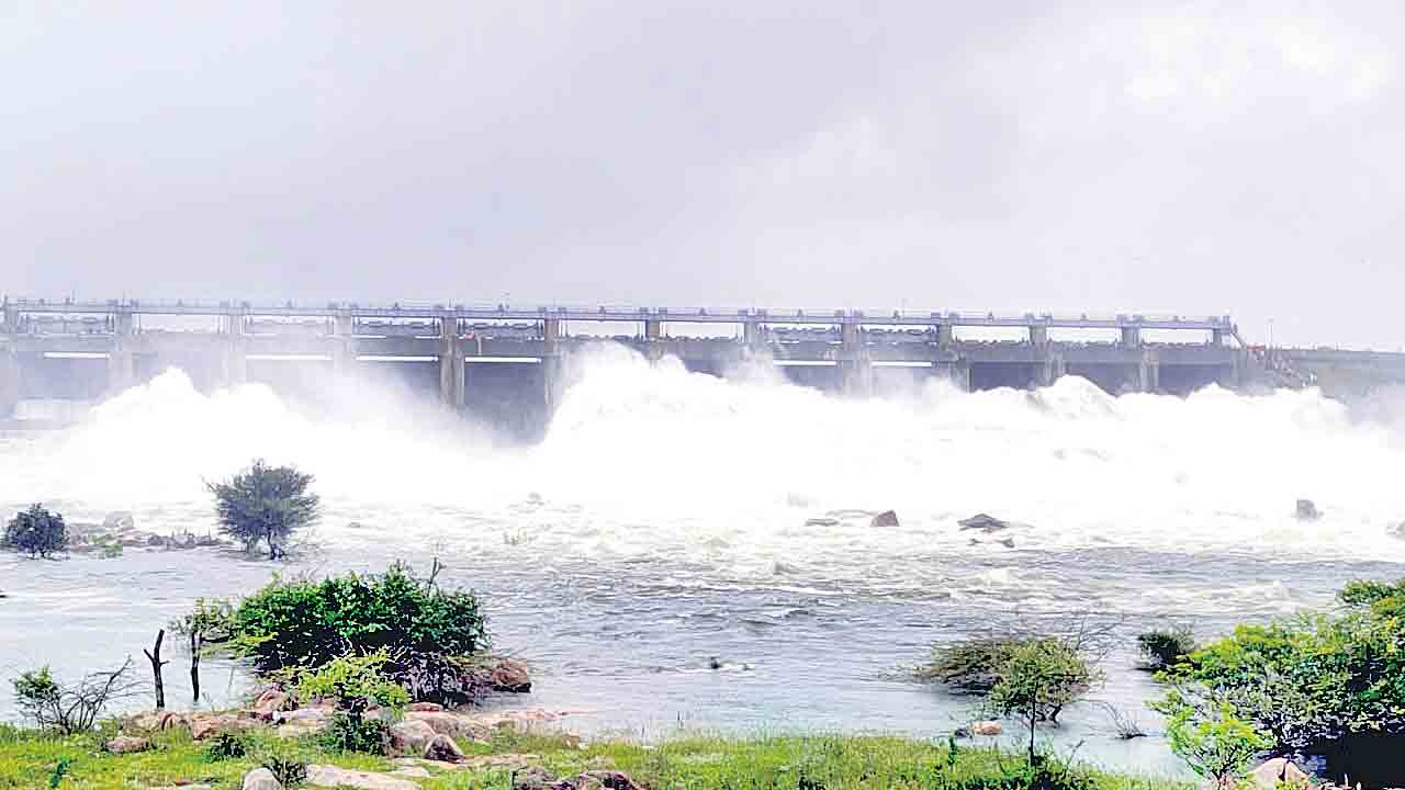 ప్రాజెక్టులకు పోటెత్తిన వరద