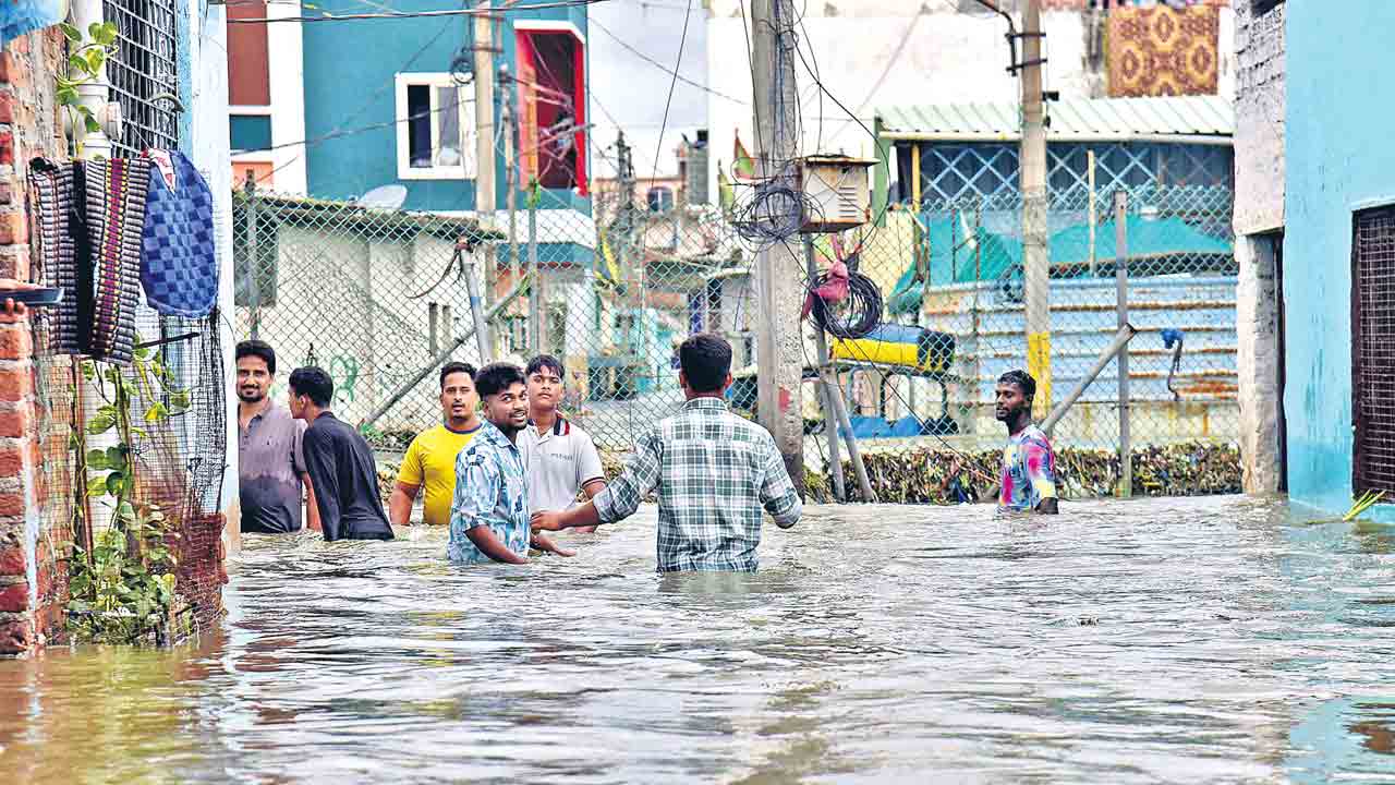 ముందస్తు హెచ్చరికలేవీ?.. ఒక్కసారిగా చుట్టుముట్టిన వరదతో వణికిపోయిన పలు ప్రాంతాల ప్రజలు