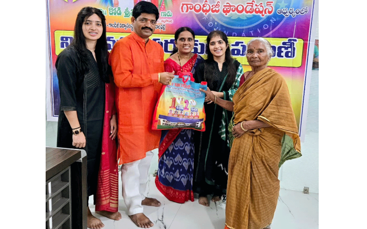 Chandur : నిరుపేదలను ఆదుకోవడమే గాంధీజీ ఫౌండేషన్ ఆశయం : డాక్టర్ కోడి శ్రీనివాస్