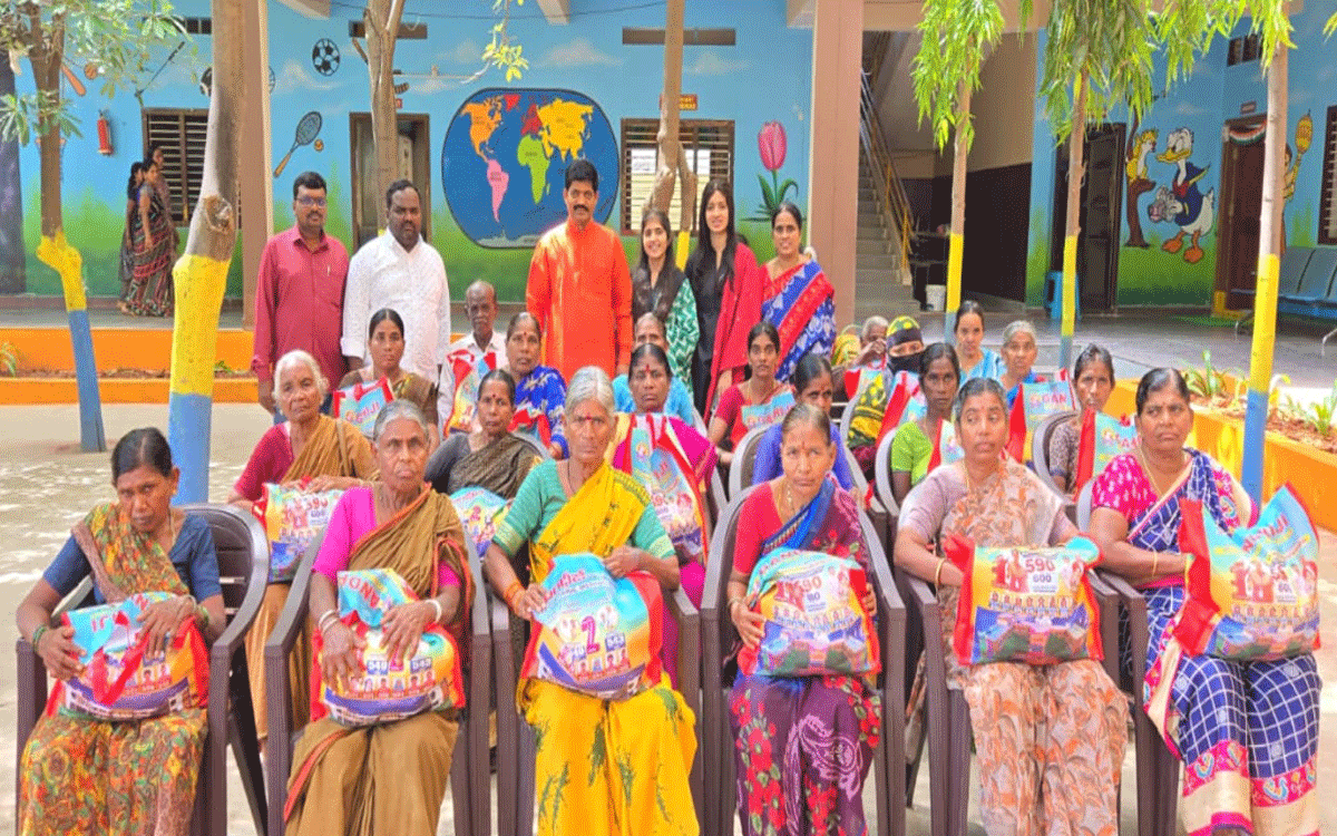 Chandur : నిరుపేదలను ఆదుకోవడమే గాంధీజీ ఫౌండేషన్ ఆశయం : డాక్టర్ కోడి శ్రీనివాస్