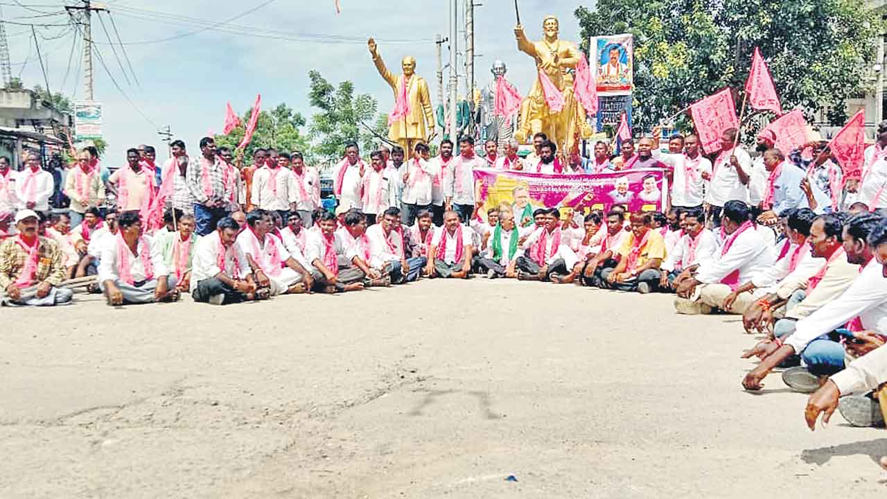 రైతులను అరిగోస పెడుతున్న కాంగ్రెస్‌