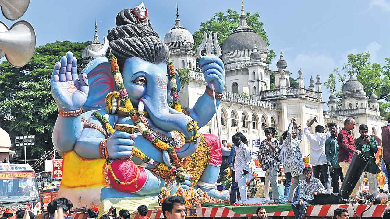 ట్యాంక్‌బండ్‌పై భక్తజన సందోహం