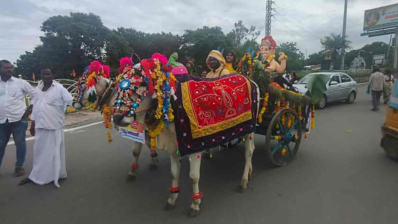Ganesh Immersion | ఎడ్ల బండిపై గ‌ణ‌నాథుడి ఊరేగింపు.. చందా న‌దిలో నిమ‌జ్జ‌నం