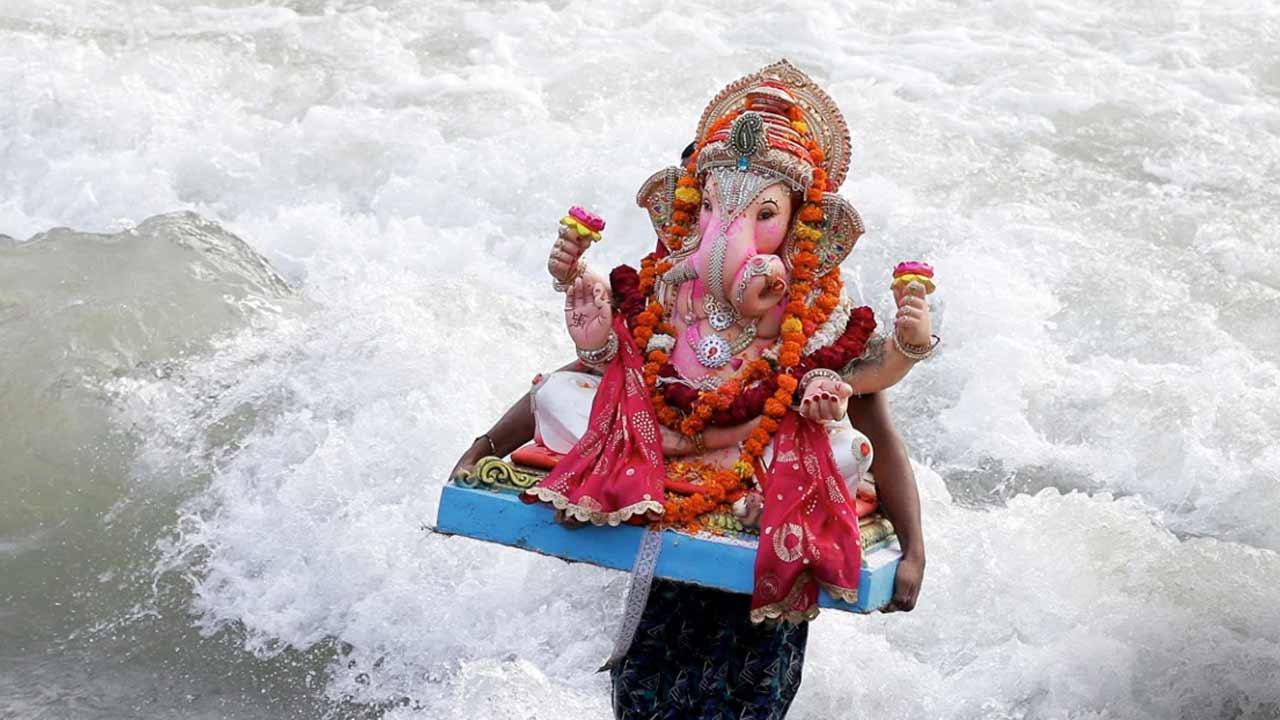 Ganesh Immersion | వినాయక నిమజ్జనంలో అపశృతి.. సముద్రంలో కొట్టుకుపోయిన ఇద్దరు యువకులు