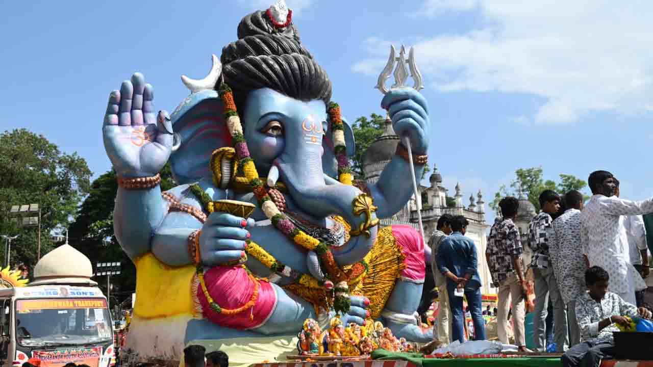 Ganesh Immersion | హైదరాబాద్‌లో కొనసాగుతున్న నిమజ్జనాలు.. హుస్సేన్‌సాగర్‌ వద్ద బారులుతీరిన గణనాథులు