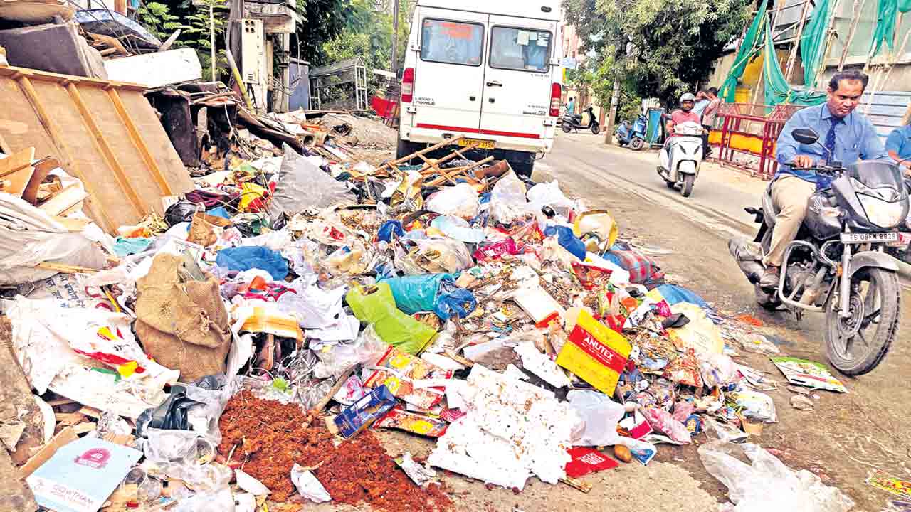 Hyderabad | రోడ్లపై చెత్త వేస్తున్నారా.. అయితే పోలీస్‌స్టేషన్‌ మెట్లు ఎక్కాల్సిందే..